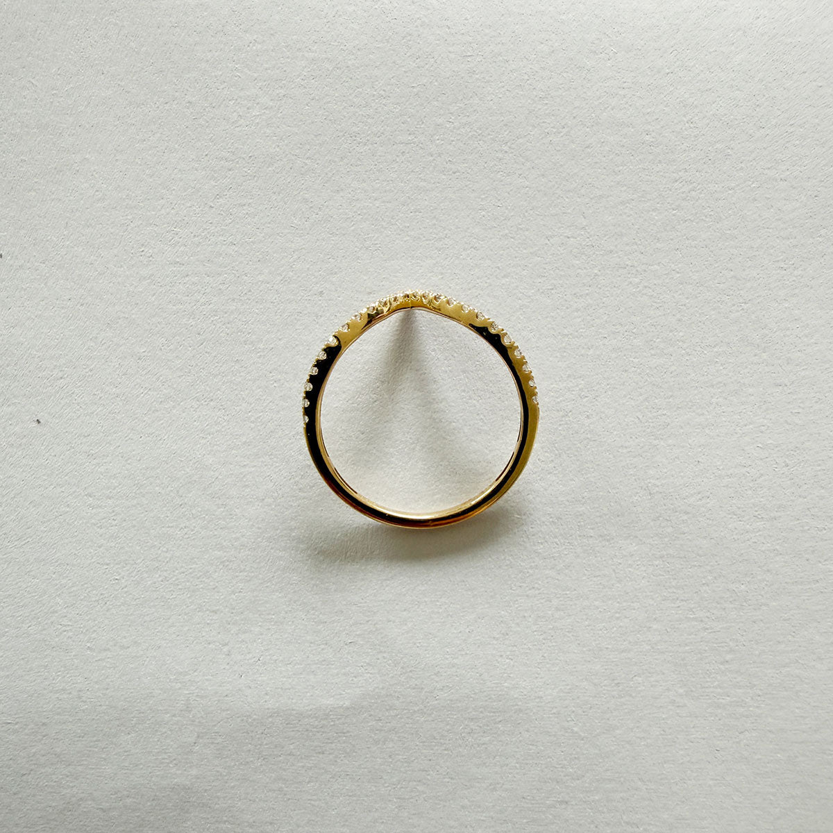 Anillo en oro amarillo 14K medio cintillo en forma de V con diamantes 0.20ctw