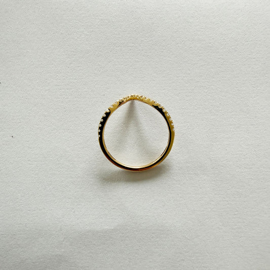 Anillo en oro amarillo 14K medio cintillo en forma de V con diamantes 0.20ctw