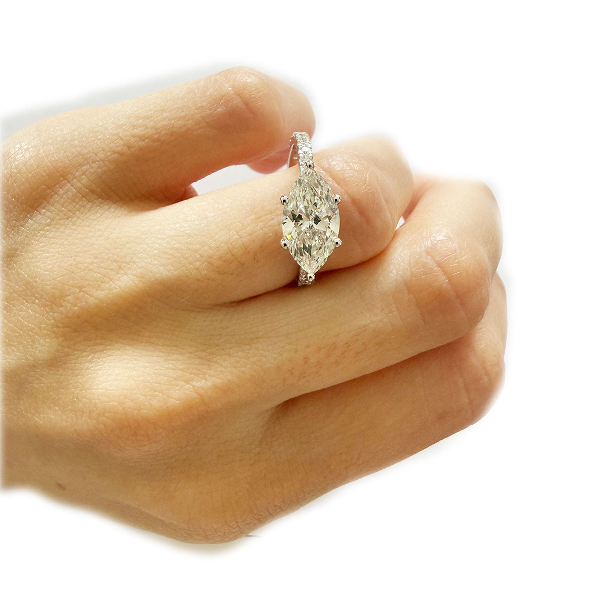 Anillo oro blanco 14K con diamante corte marquesa central y redondos en el aro 2.30ctw laboratorio
