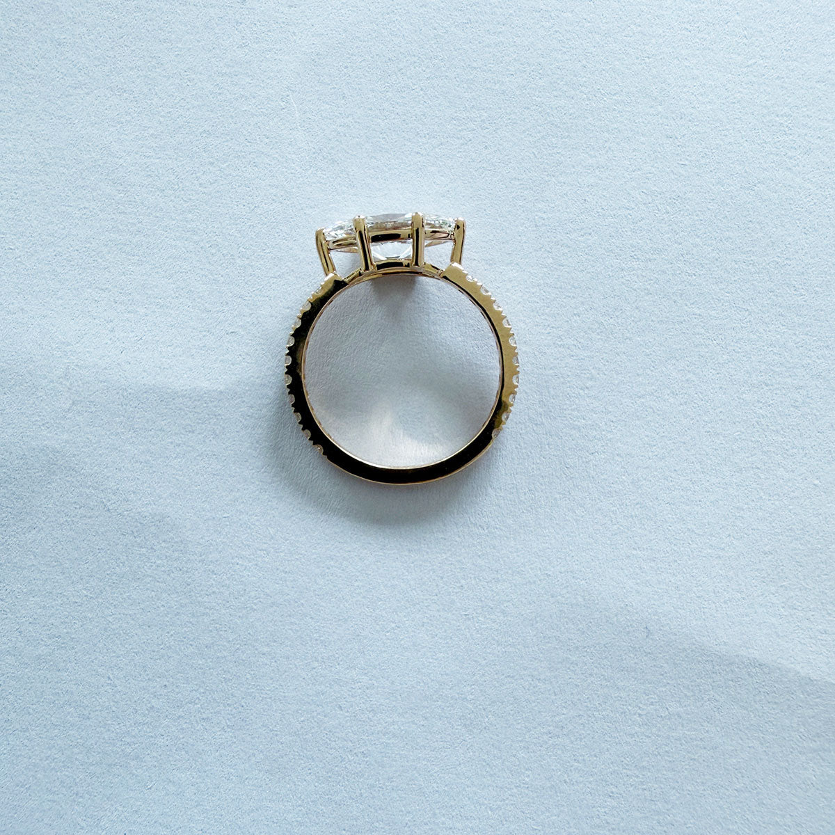 Anillo oro amarillo 14K con diamante corte marquesa central y redondos en el aro 2.30ctw laboratorio