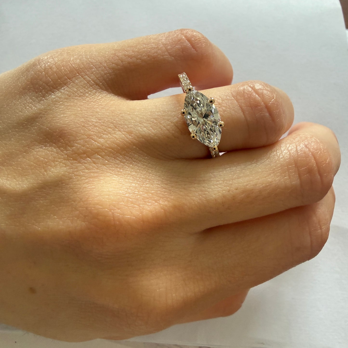 Anillo oro amarillo 14K con diamante corte marquesa central y redondos en el aro 2.30ctw laboratorio