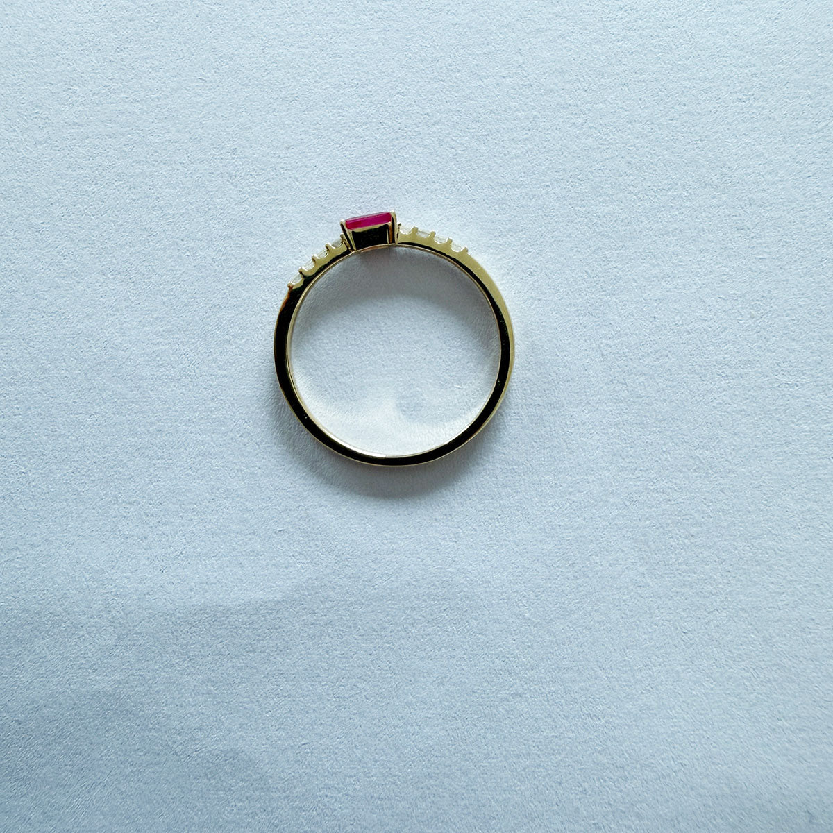 Anillo en oro amarillo 10K con rubí rectangular y diamantes 0.10ctw