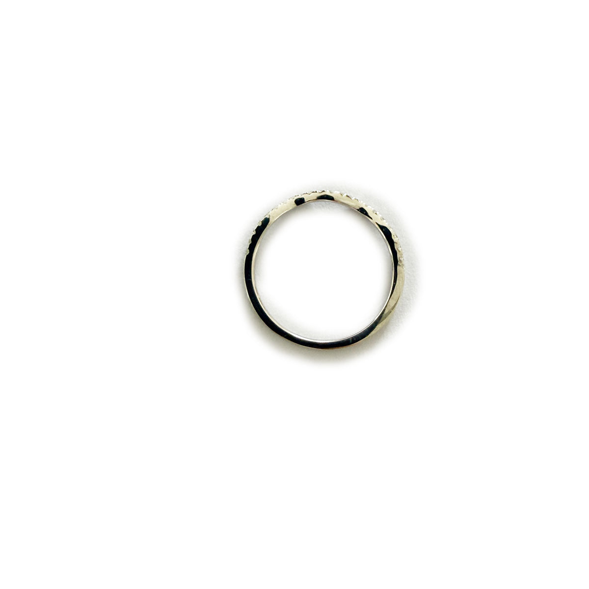 Anillo medio cintillo de curvas en oro blanco 10K con Diamantes 0.20ctw