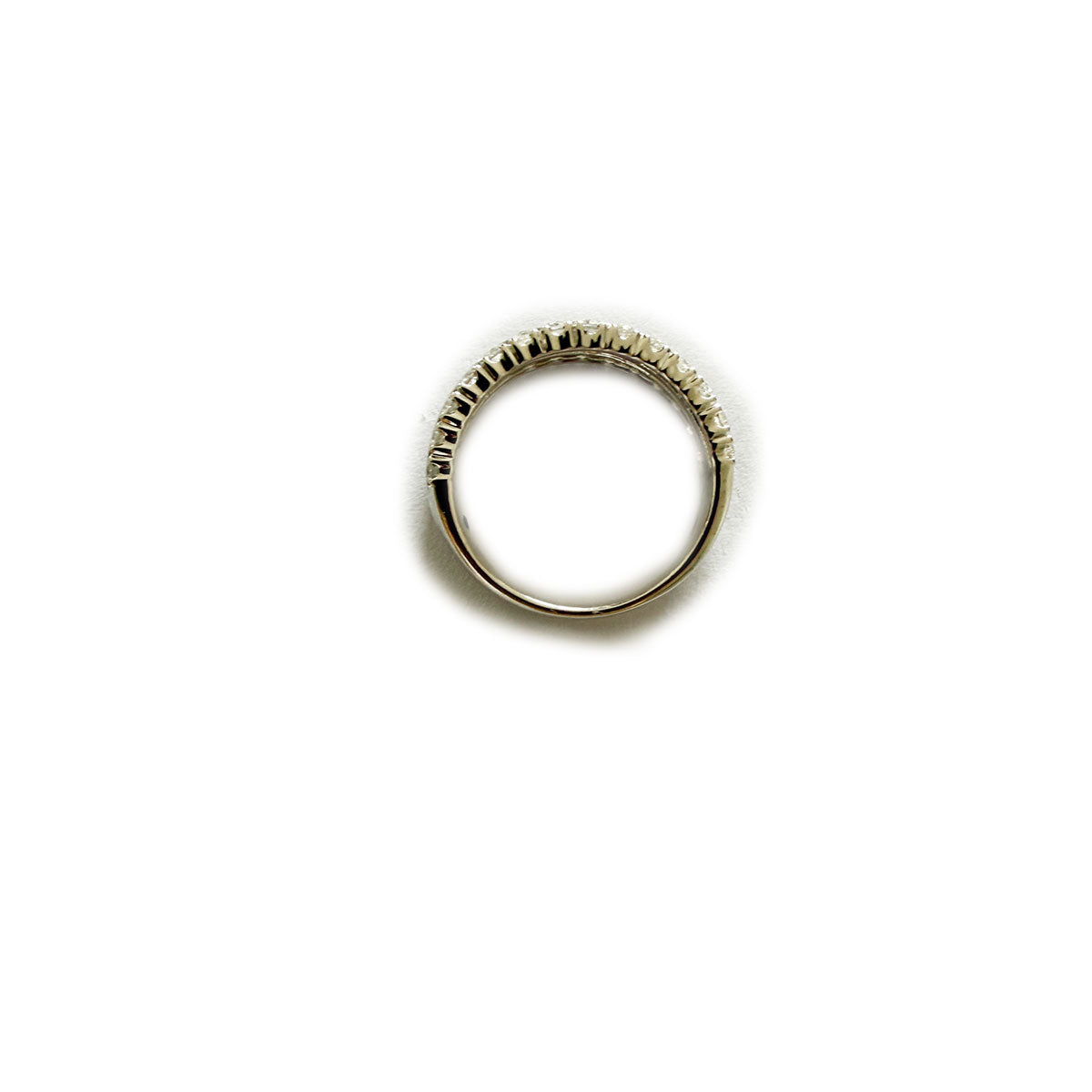 Anillo de plata medio cintillo de tres filas de diamantes de laboratorio 1ctw