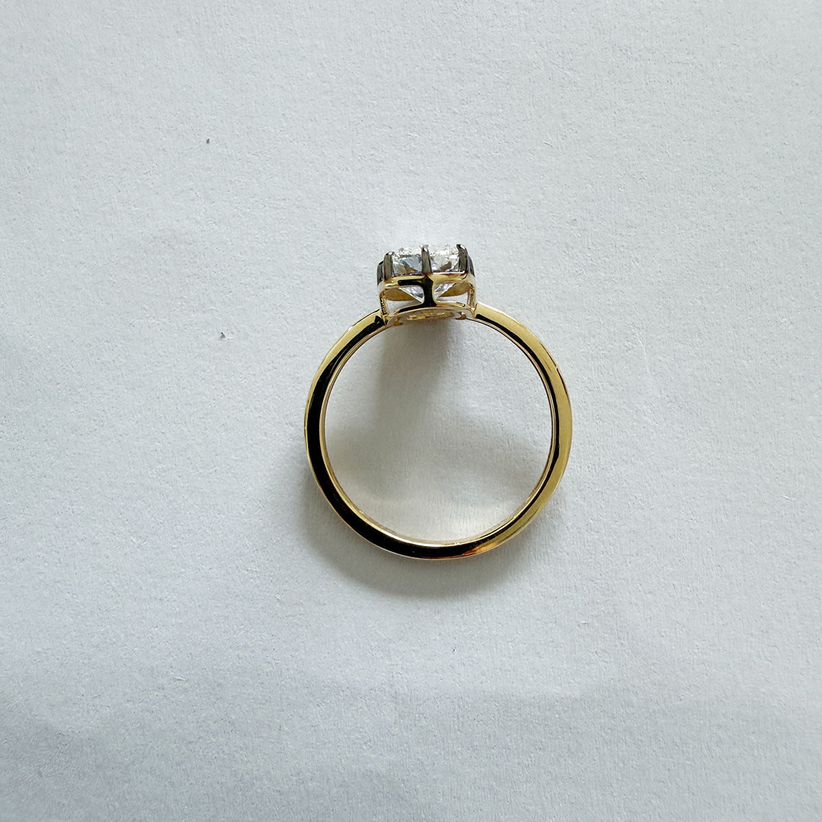 Anillo en oro amarillo 14K con diamante de laboratorio corte cushion 1.57ct