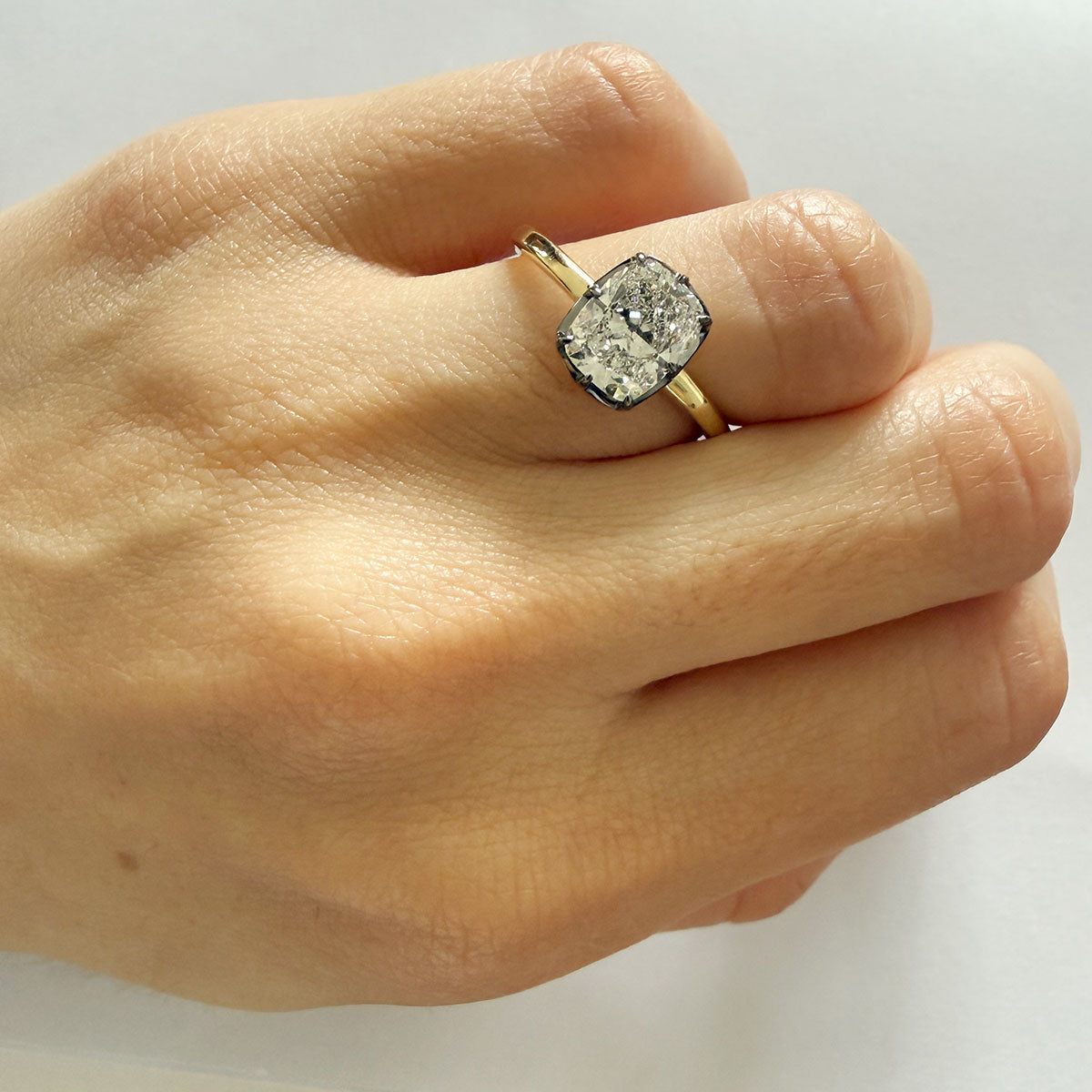 Anillo en oro amarillo 14K con diamante de laboratorio corte cushion 1.57ct