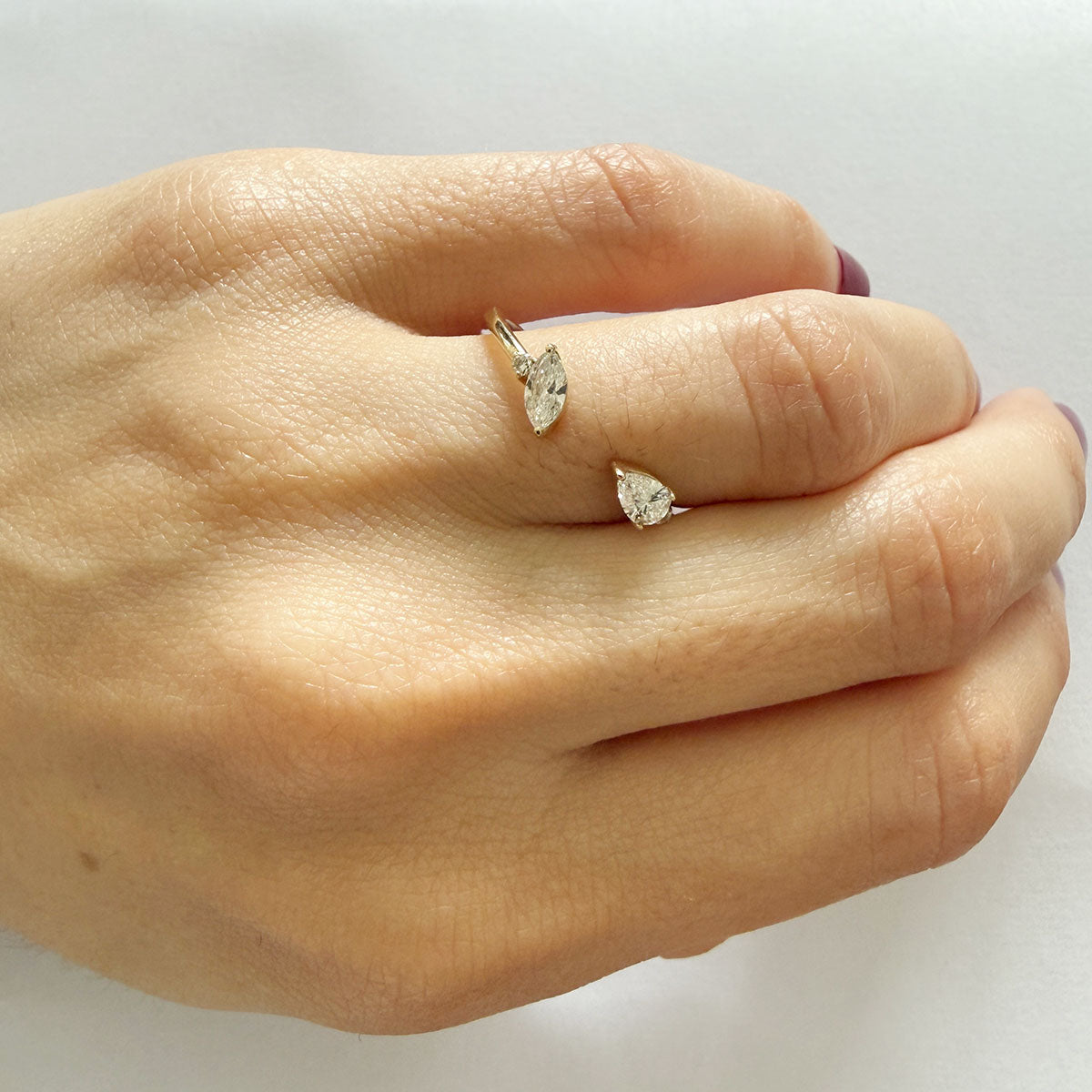 Anillo en oro amarillo 14K tú y yo con diamantes de laboratorio corte pera, marquesa y redondos 0.40ctw