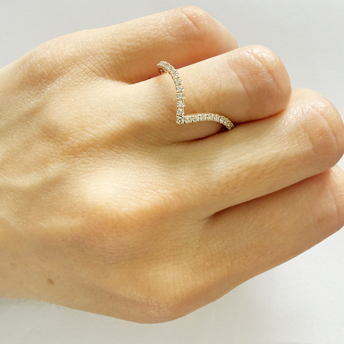 Anillo en oro amarillo 14K medio cintillo en forma de V con diamantes 0.20ctw