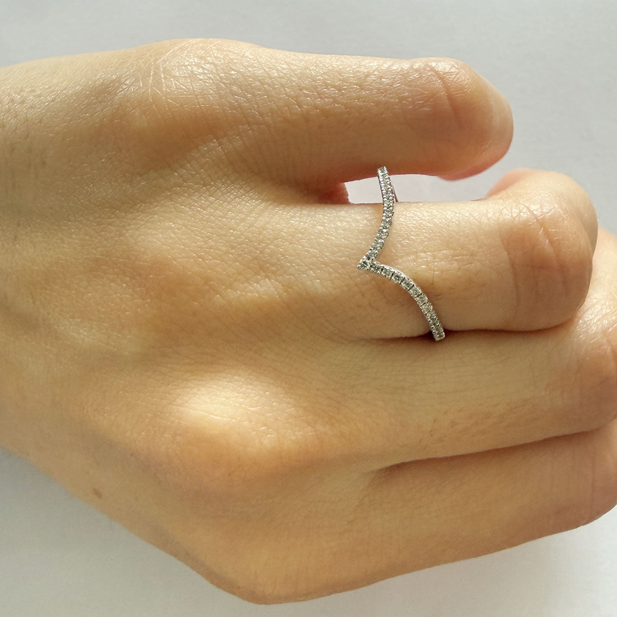 Anillo en oro blanco 14K medio cintillo en forma de V con diamantes 0.20ctw
