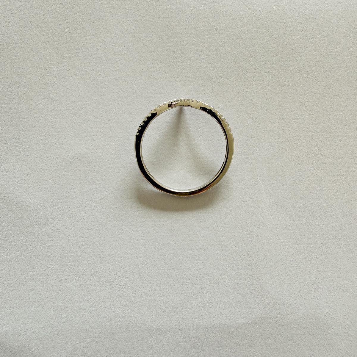 Anillo en oro blanco 14K medio cintillo en forma de V con diamantes 0.20ctw