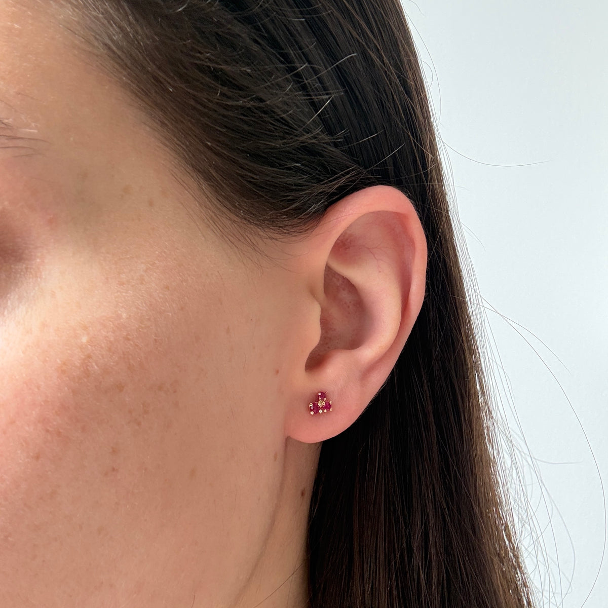 Aretes en oro amarillo 14K con tres rubíes redondos