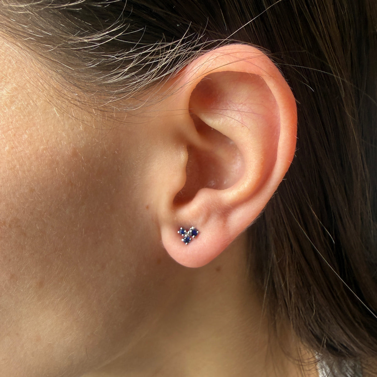 Aretes en oro blanco 14K con tres zafiros redondos