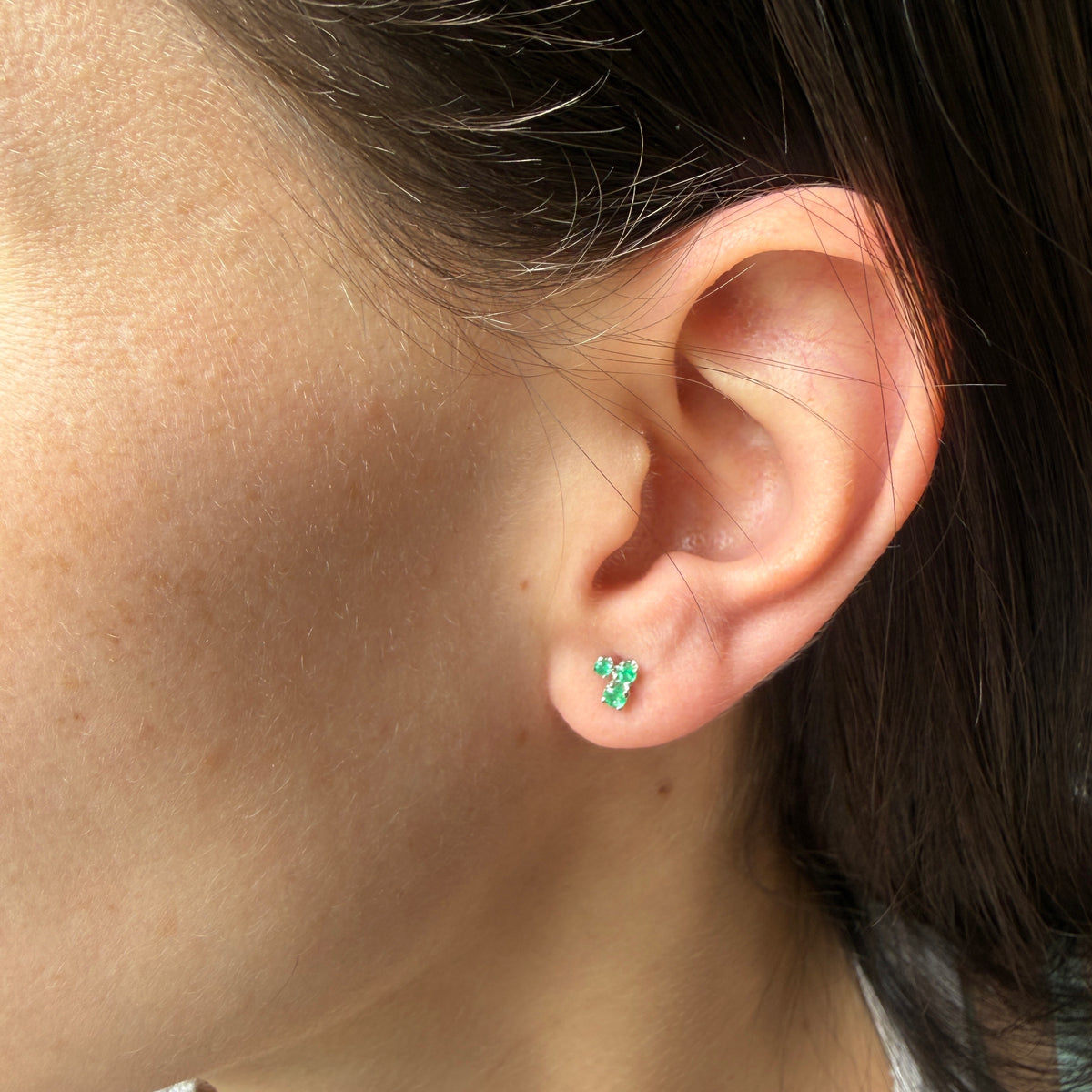 Aretes en oro blanco 14K con tres esmeraldas redondas