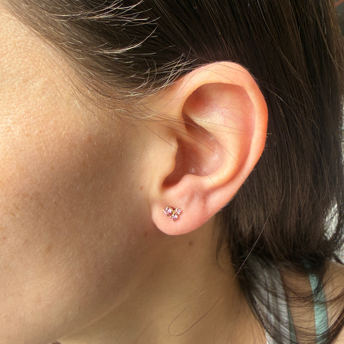 Aretes en oro amarillo 14K con tres zafiros rosa redondos