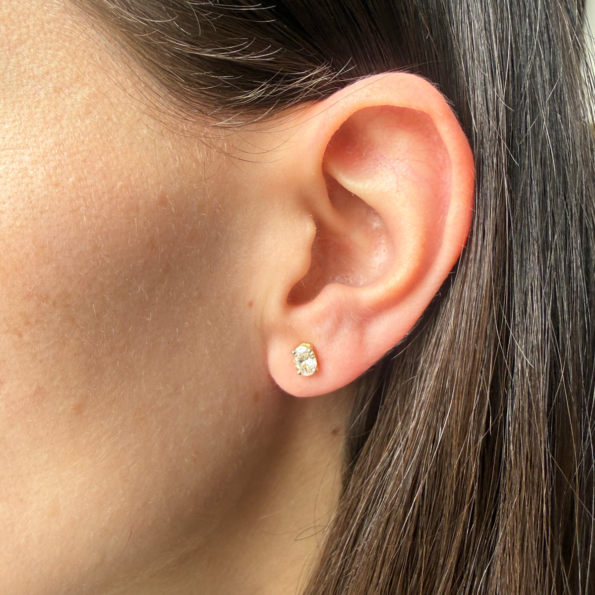 Aretes de plata con baño de oro amarillo studs de diamantes ovalados de laboratorio 0.60ctw