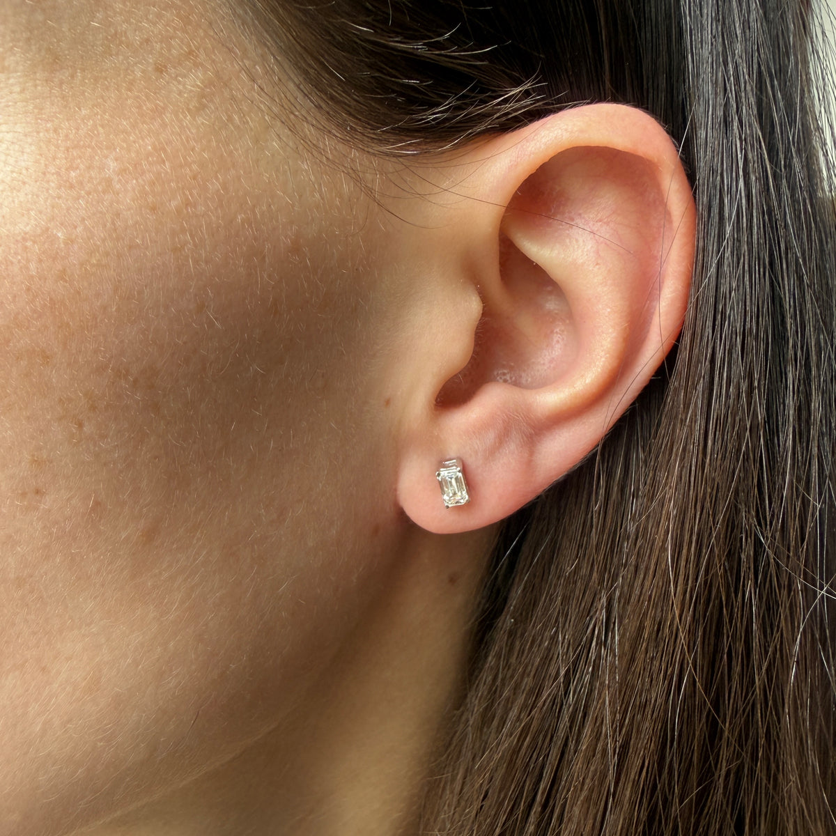 Aretes de plata studs de diamantes corte esmeralda de laboratorio 0.60ctw