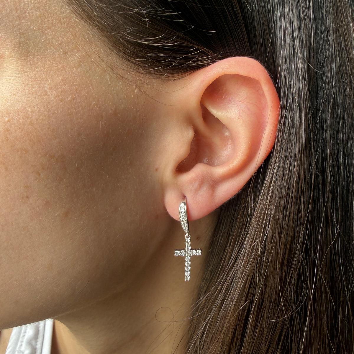 Aretes gancho de plata con cruz colgante con diamantes de laboratorio 0.70ctw