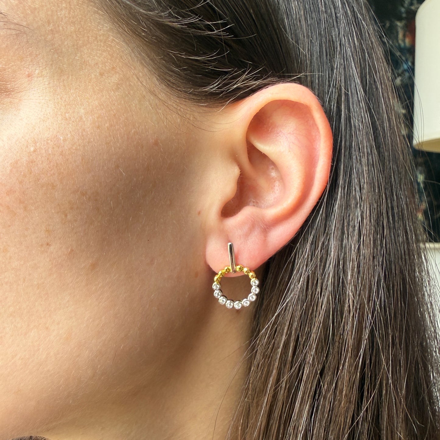 Aretes de plata de barra con círculo de circonitas