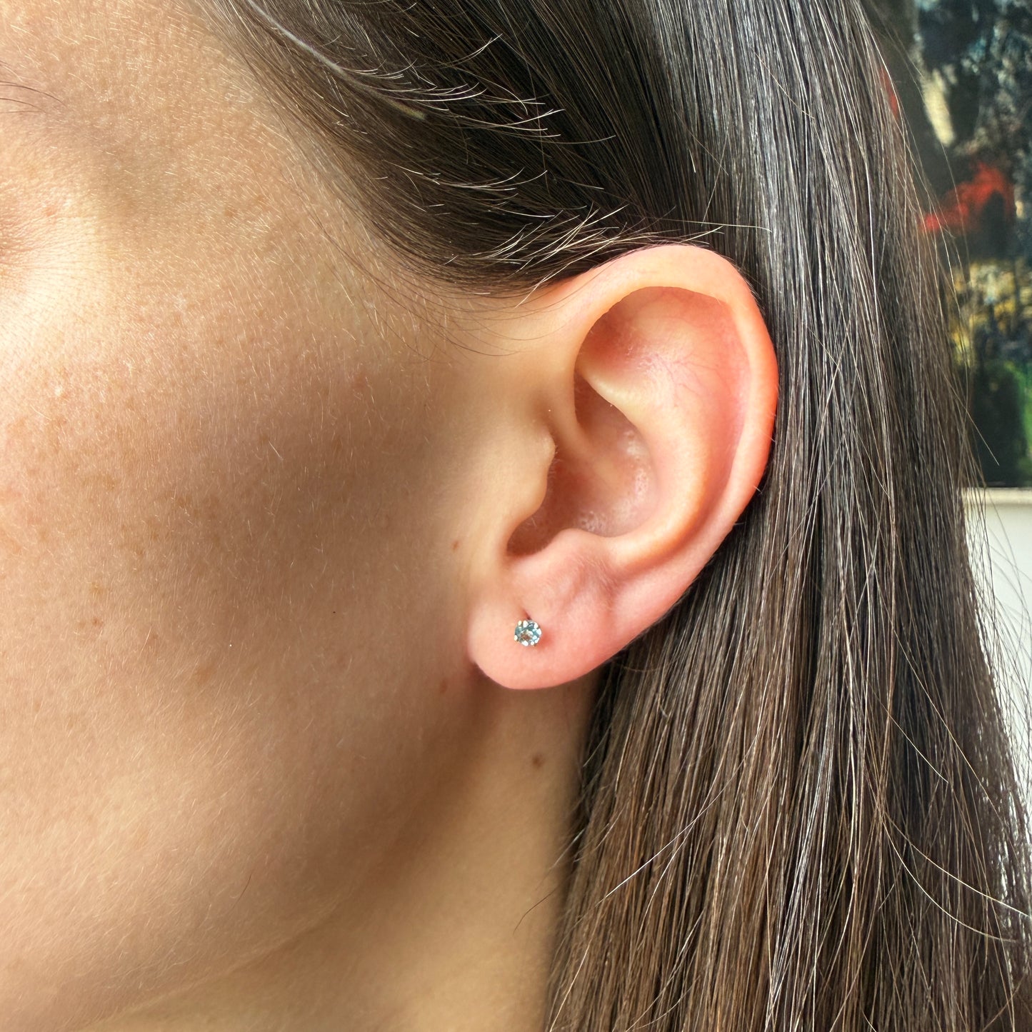 Aretes en oro amarillo 14K studs de topacio azul 0.26ctw