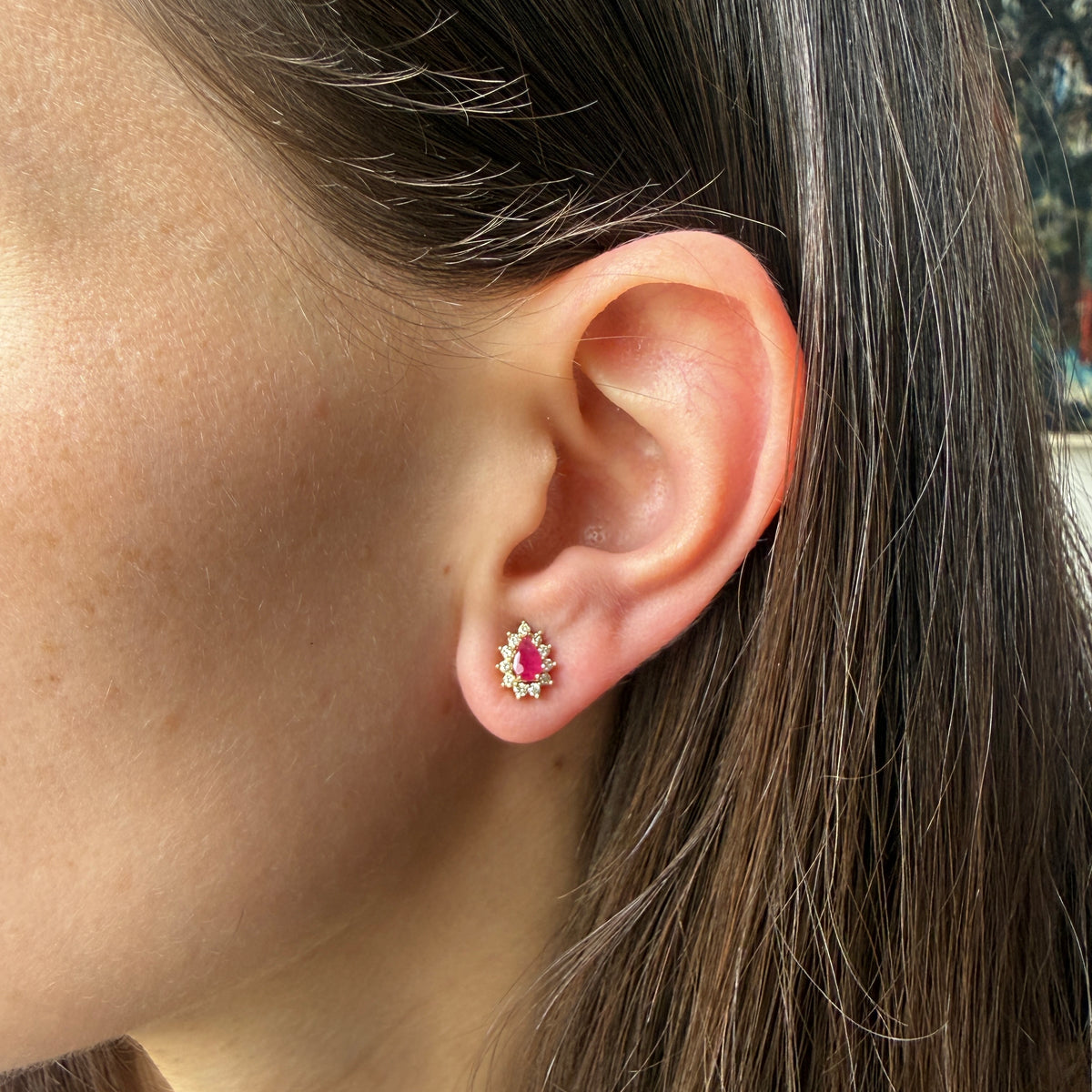 Aretes en oro amarillo 14K con rubí corte pera y halo de diamantes 0.40ctw convertible
