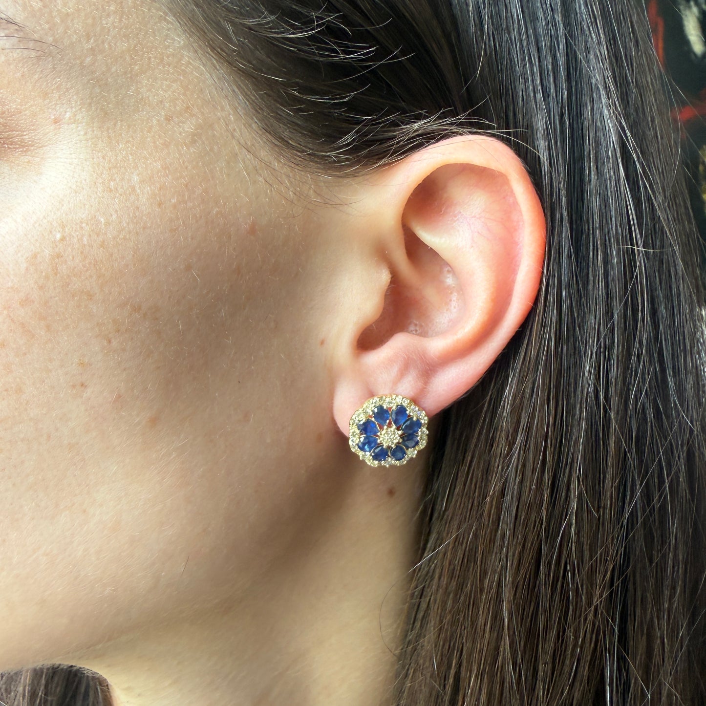 Aretes en oro amarillo 10K en forma de flor con zafiros y diamantes 0.75ctw