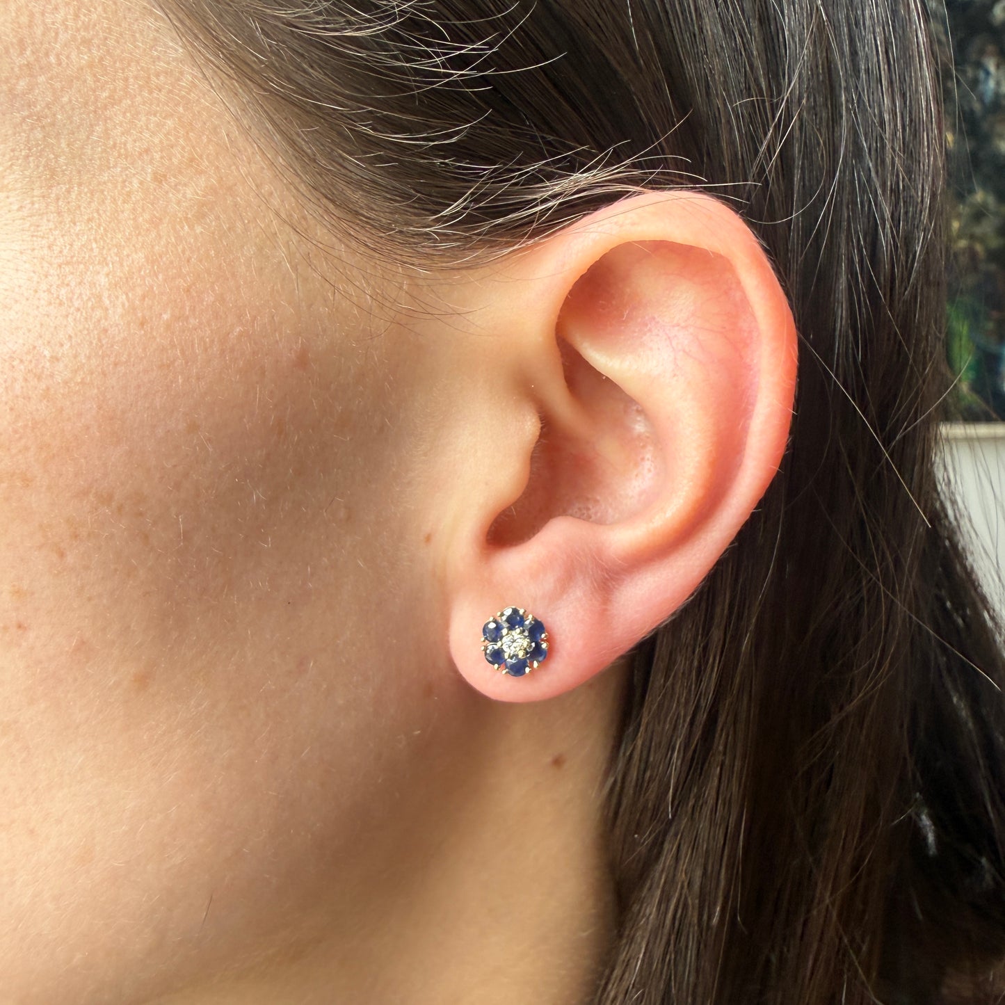 Aretes en oro amarillo 10K en forma de flor con zafiros redondos y diamantes central 0.10ctw