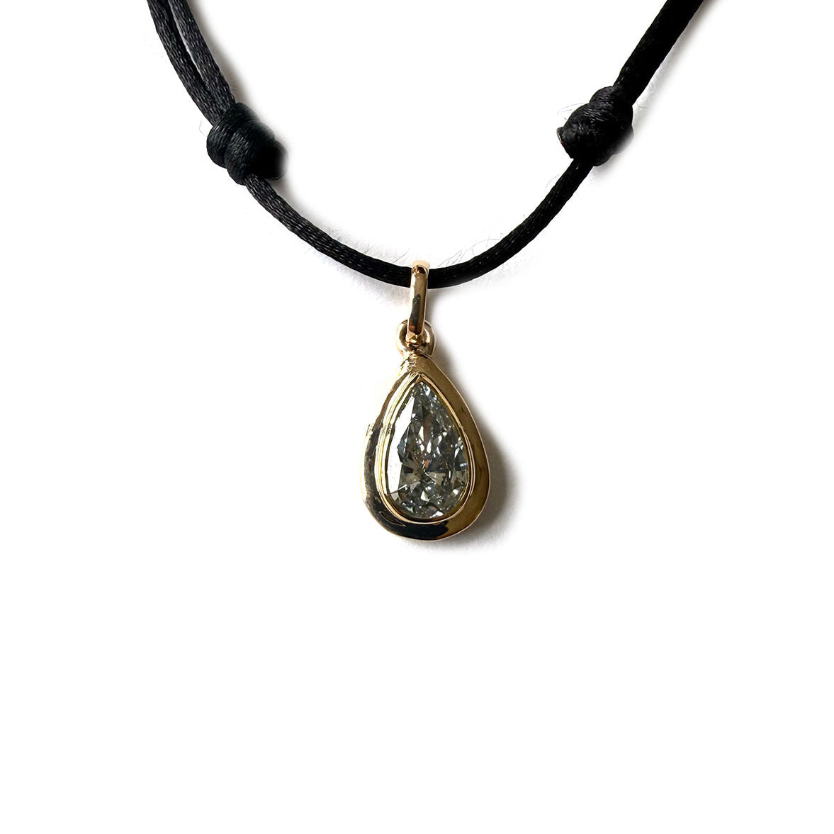 Collar de cordón negro con dije de oro amarillo de 14k de diamantes de laboratorio de 1CT
