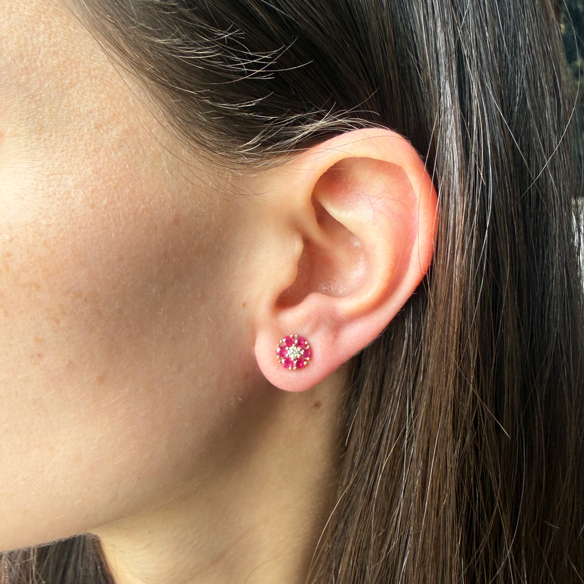 Aretes en oro amarillo 10K en forma de flor con rubíes redondos y diamantes central 0.10ctw