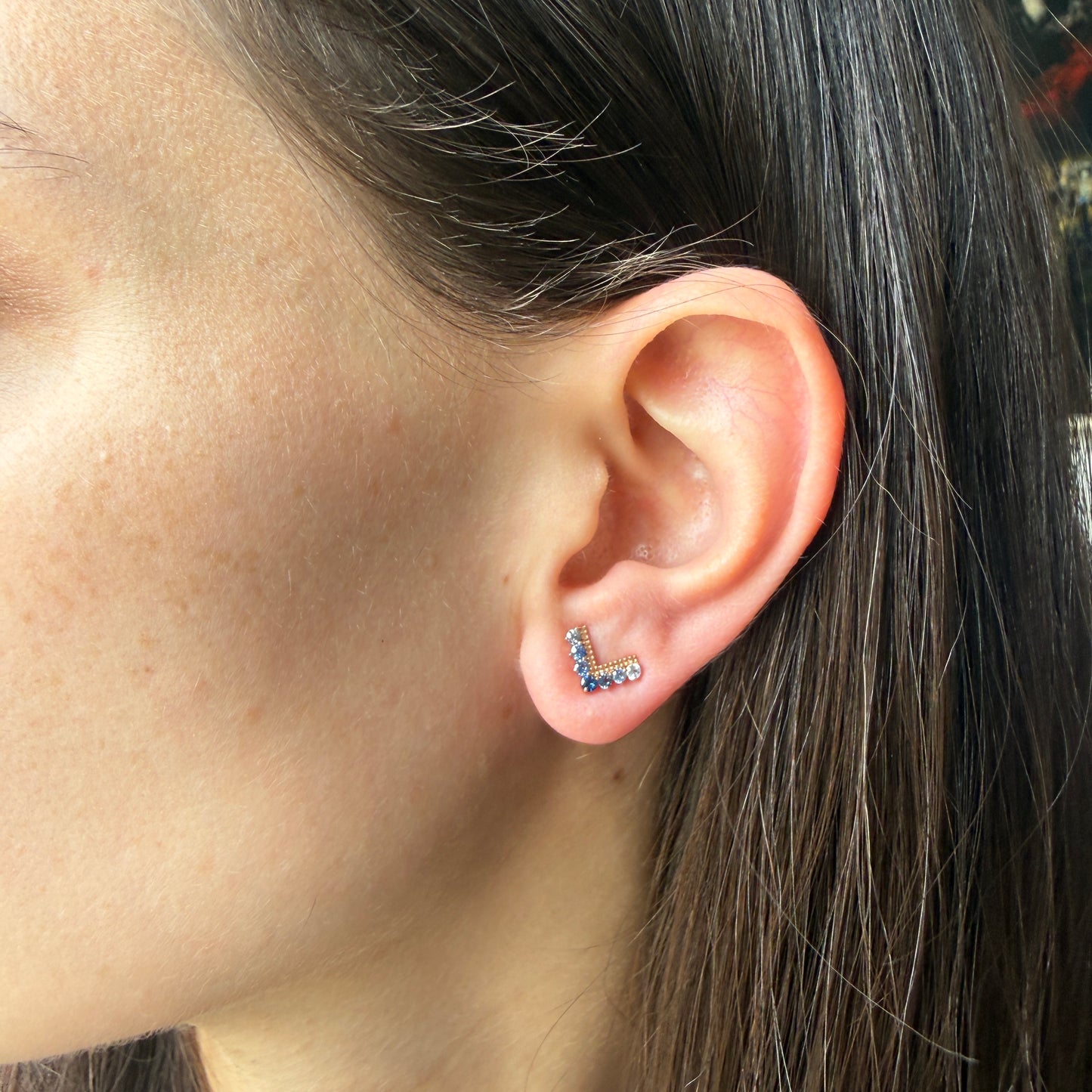 Aretes en forma de V en oro rosa 10K con zafiros y tanzanitas