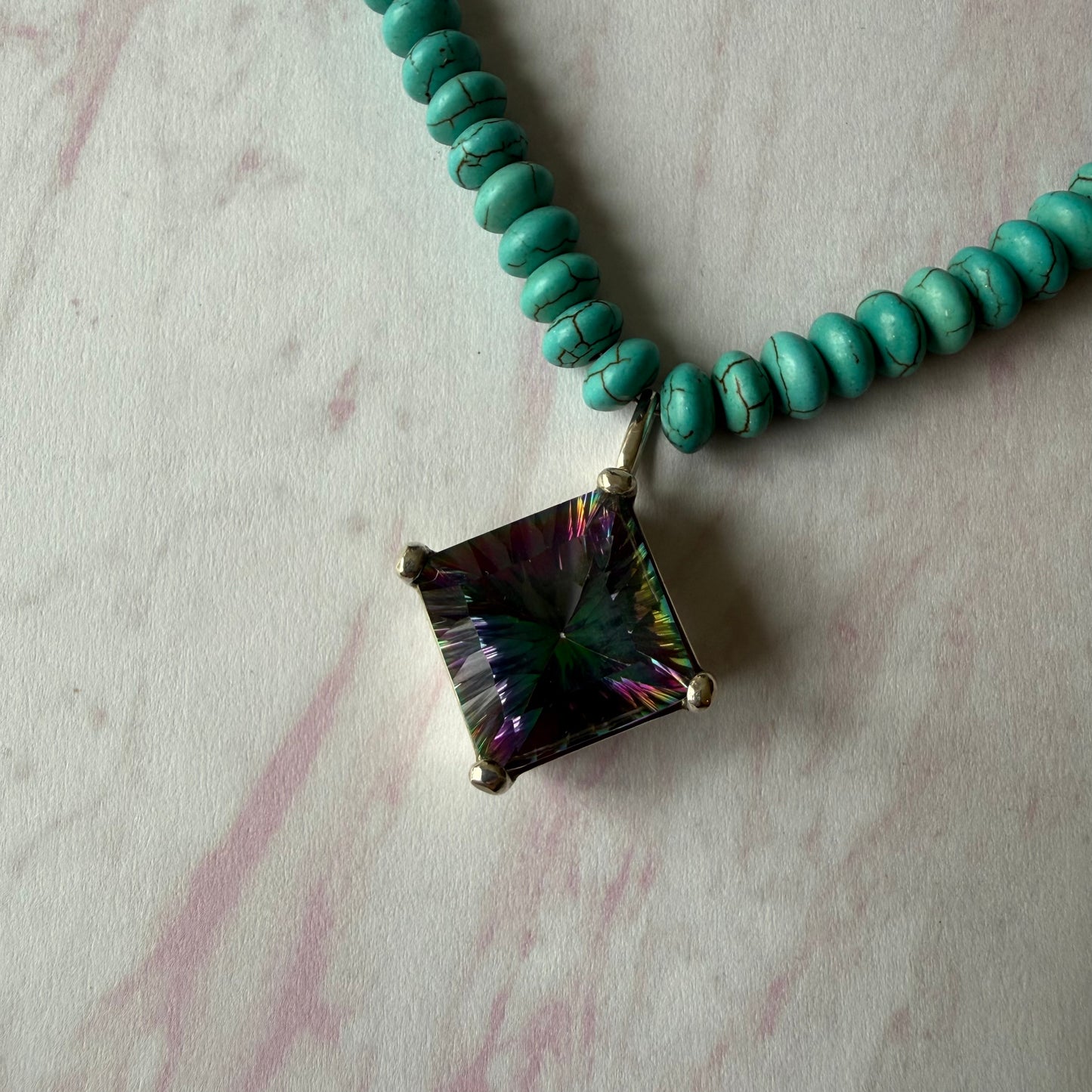 Collar de magnesita turquesa con dije de plata y topacio místico en rombo