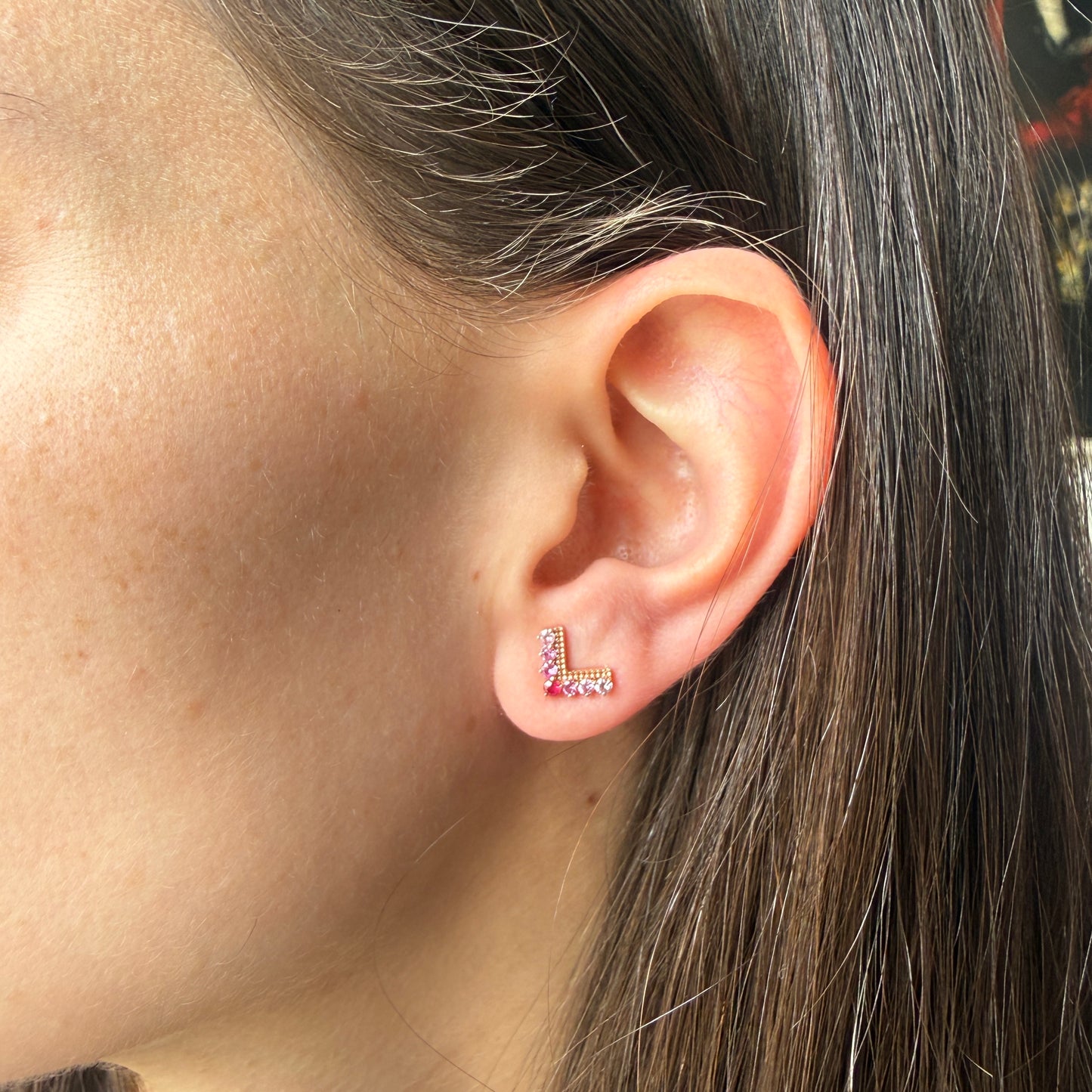 Aretes en forma de V en oro rosa 10K con rubíes y zafiros rosa
