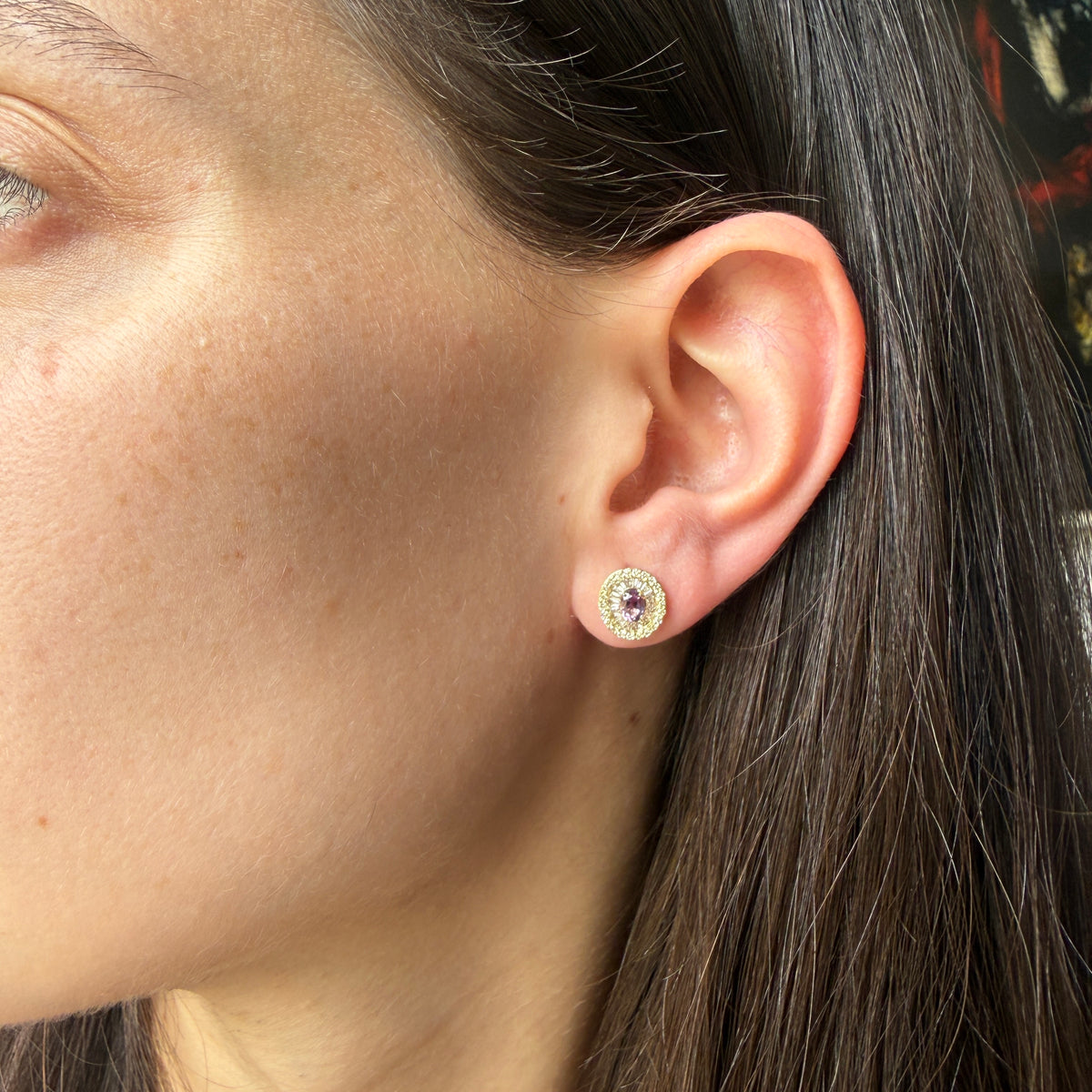 Aretes en oro amarillo 10K con amatista ovalada y halo de diamantes redondos y baguettes 0.40ctw