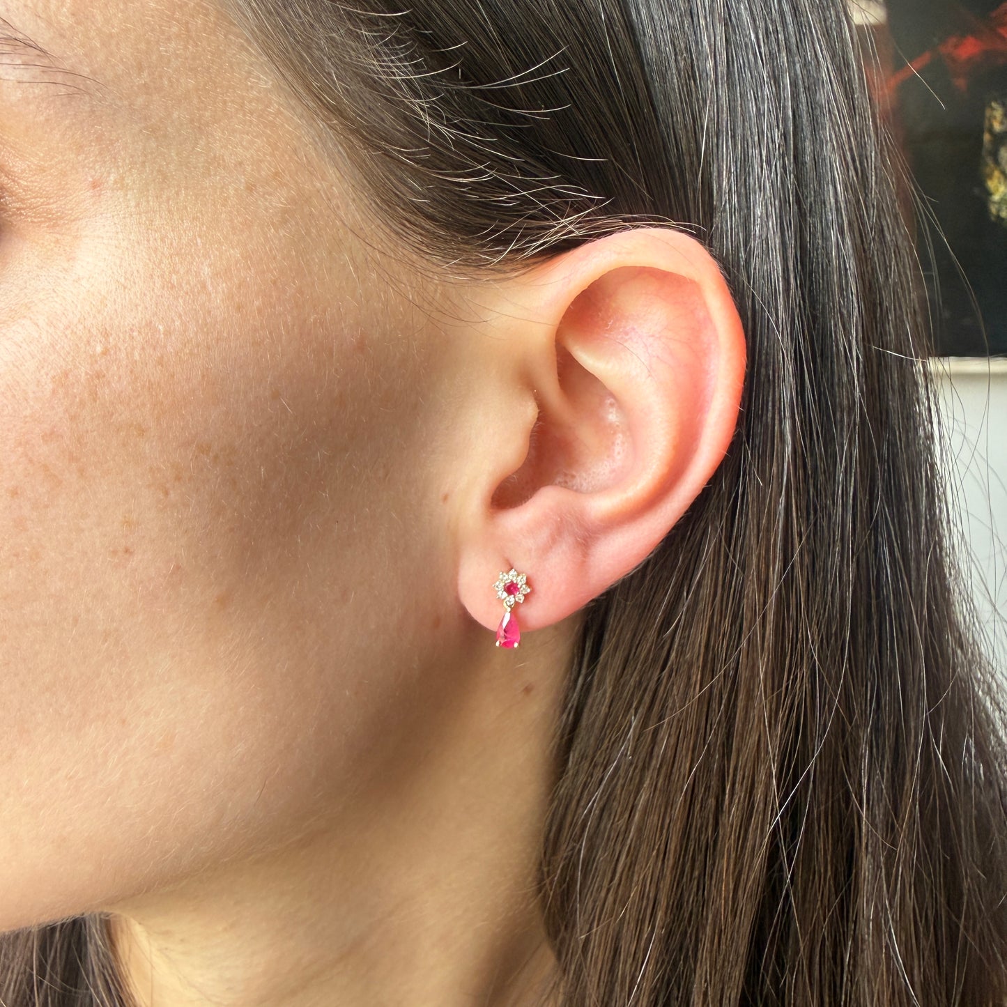Aretes en oro amarillo 10K con flor de diamantes y centro de rubí y gota de rubí colgante