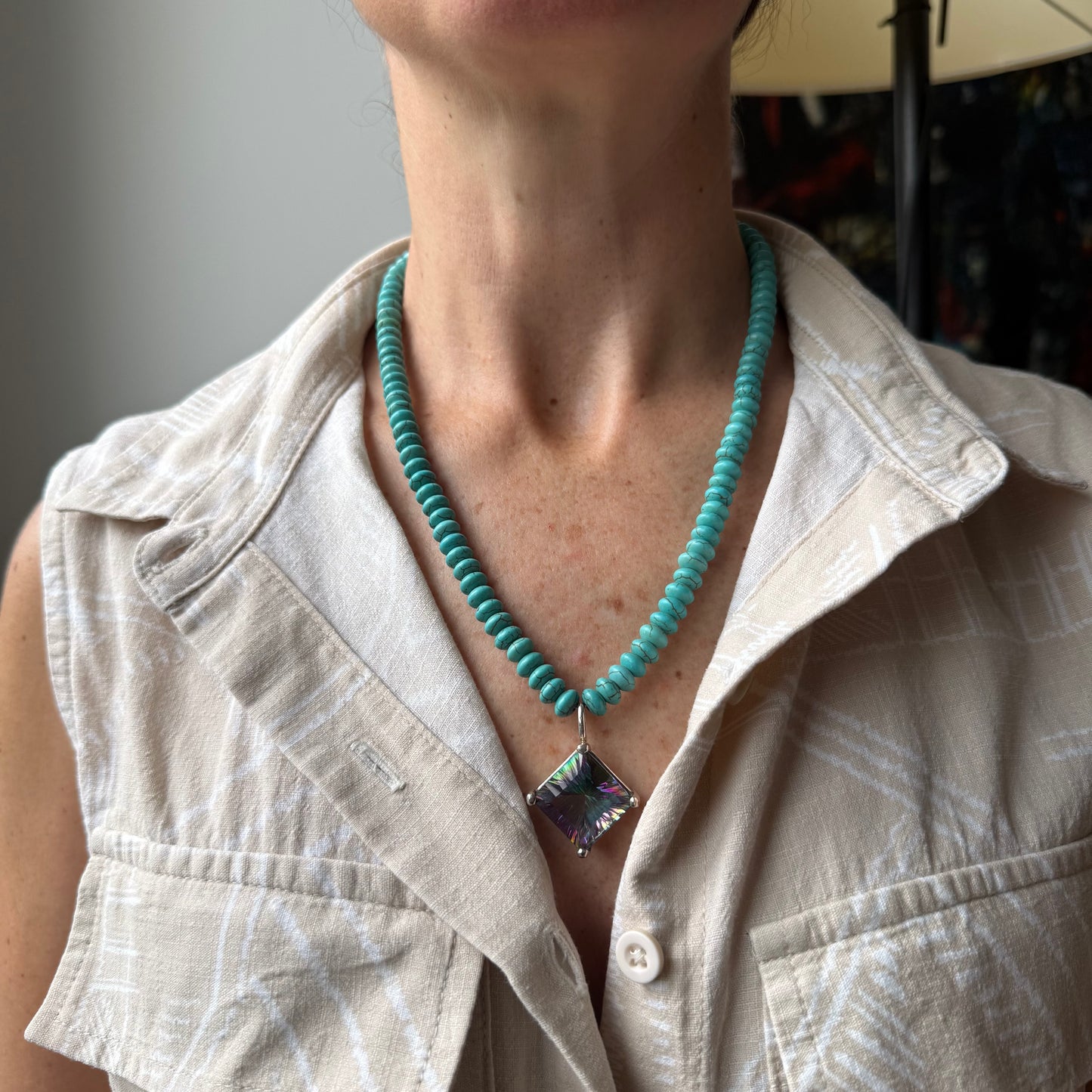 Collar de magnesita turquesa con dije de plata y topacio místico en rombo