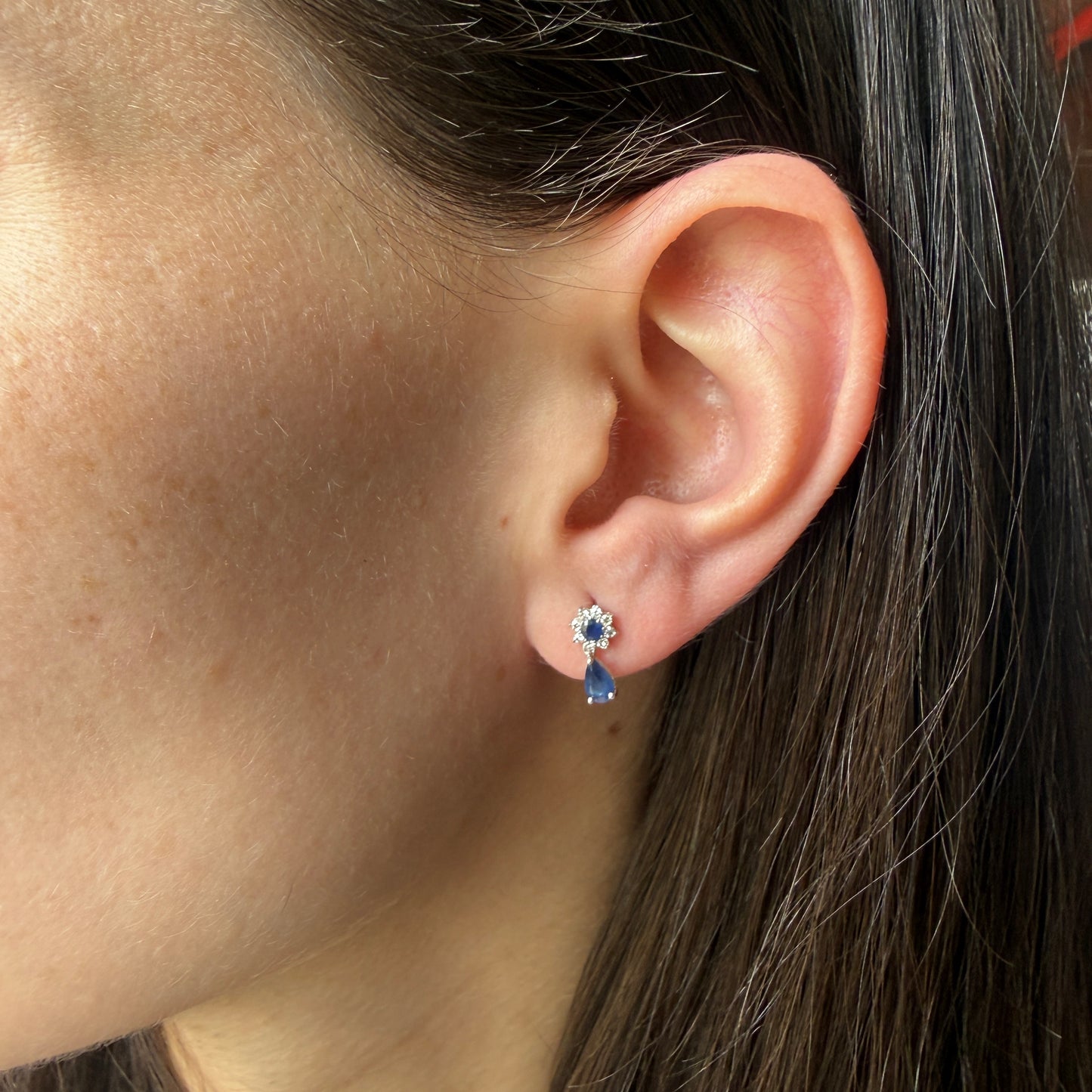 Aretes en oro amarillo 10K con flor de diamantes y centro de zafiro y gota de zafiro colgante