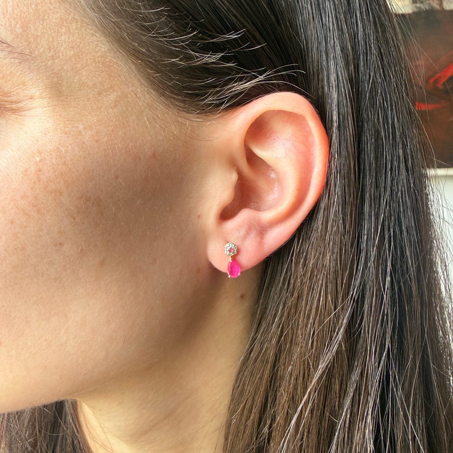 Aretes en oro amarillo 10K con círculo de diamantes y centro de rubí con gota de rubí colgante