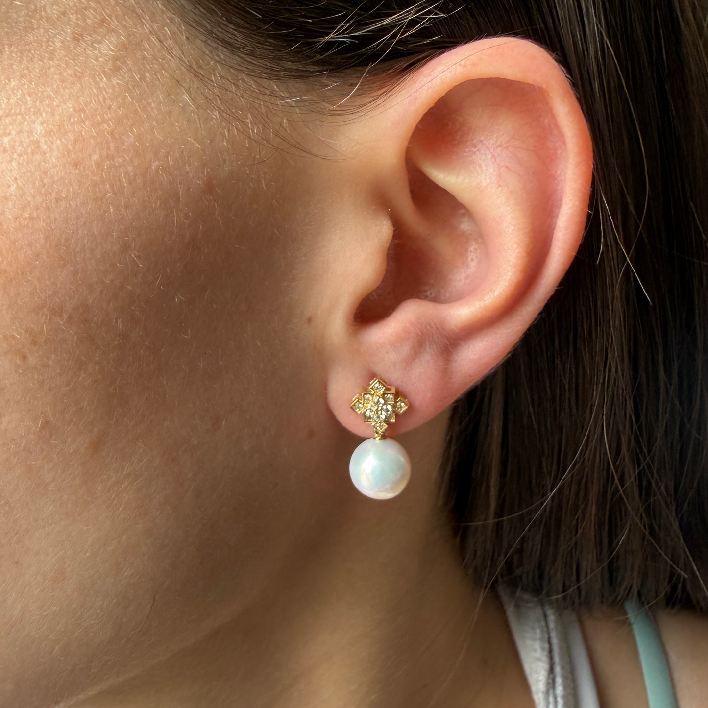 Aretes en oro amarillo 10K con diamantes 0.25ctw y perla redonda colgante