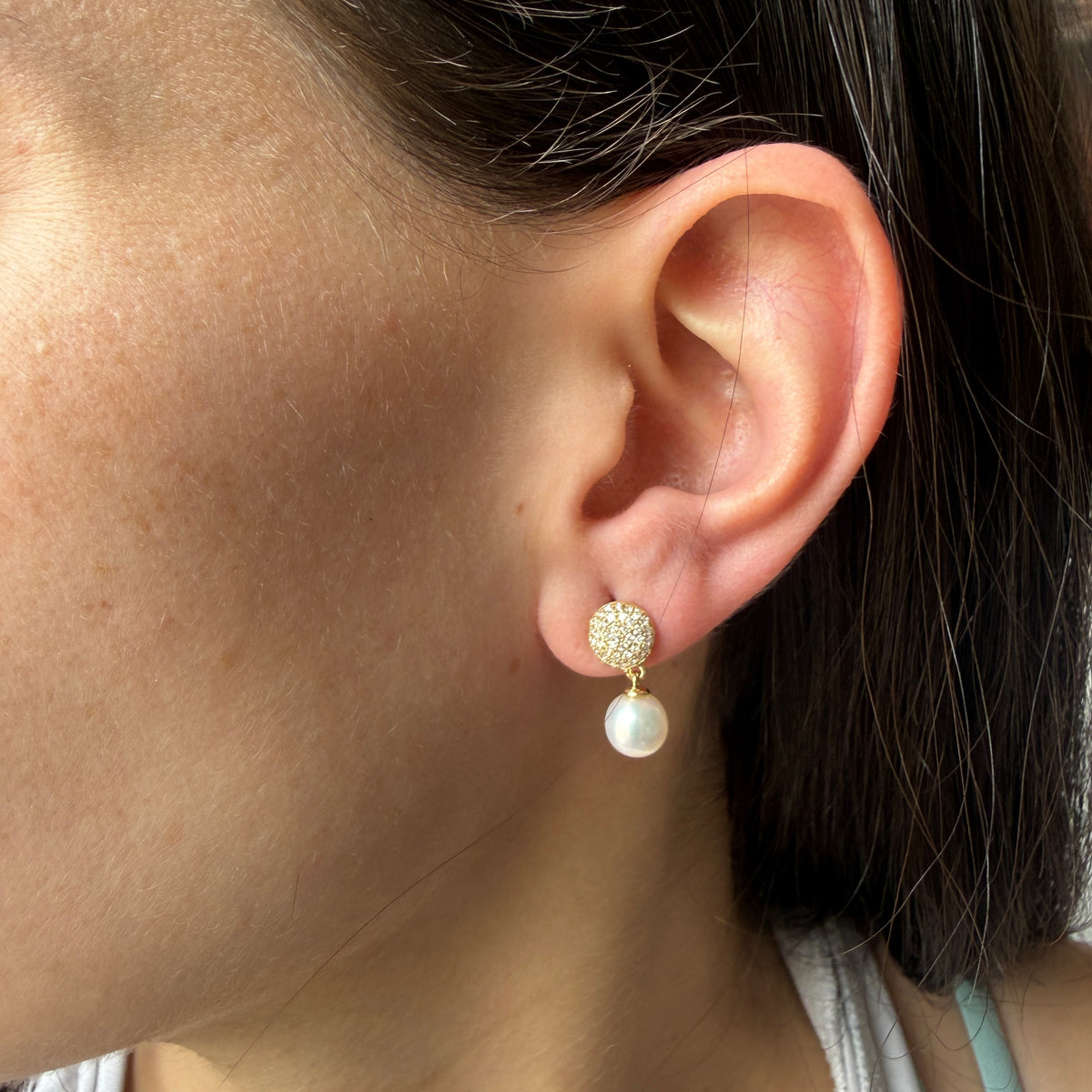 Aretes en amarillo 14K con círculo de diamantes 0.25ctw y perla colgante