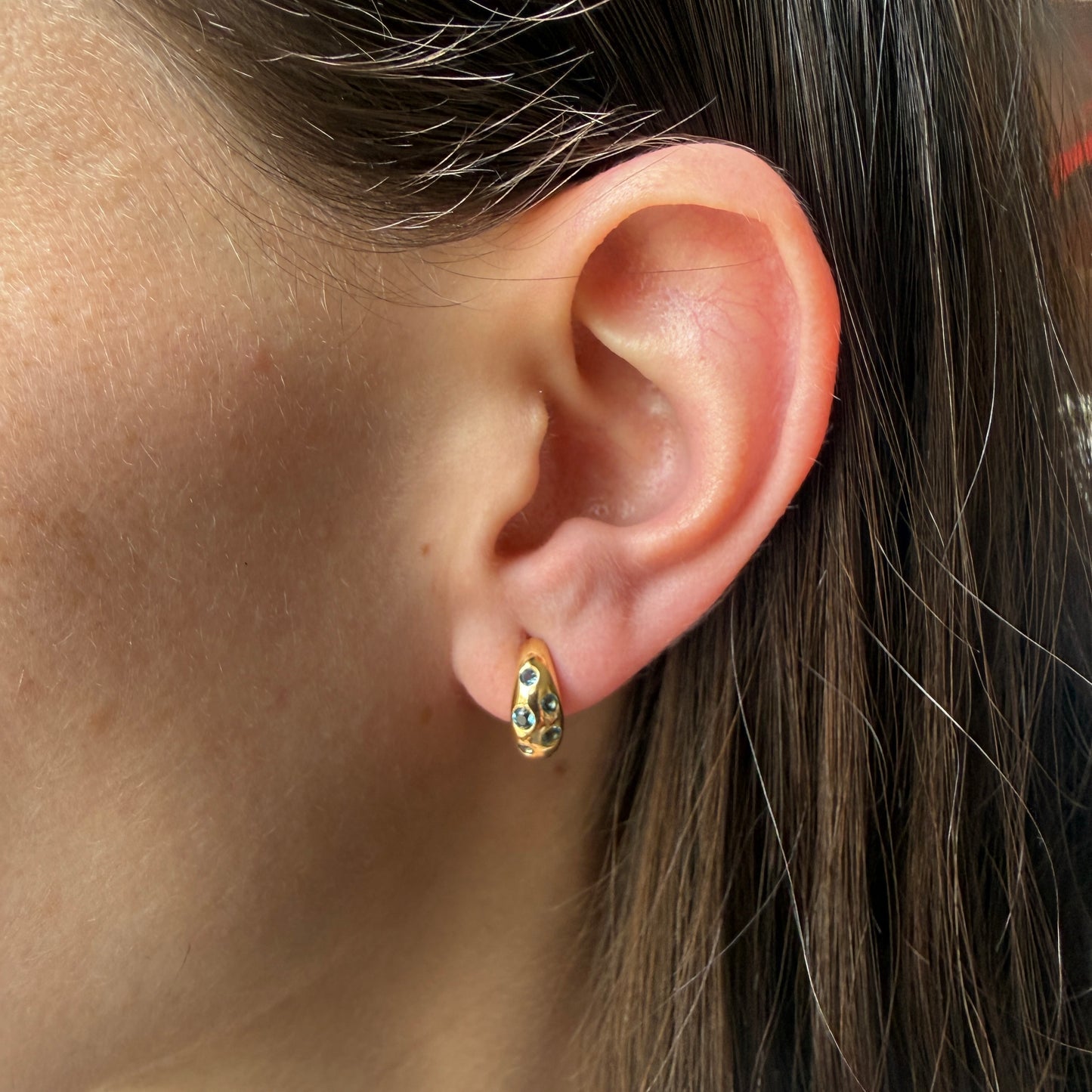 Aretes en plata con baño de oro y topacio london blue incrustados