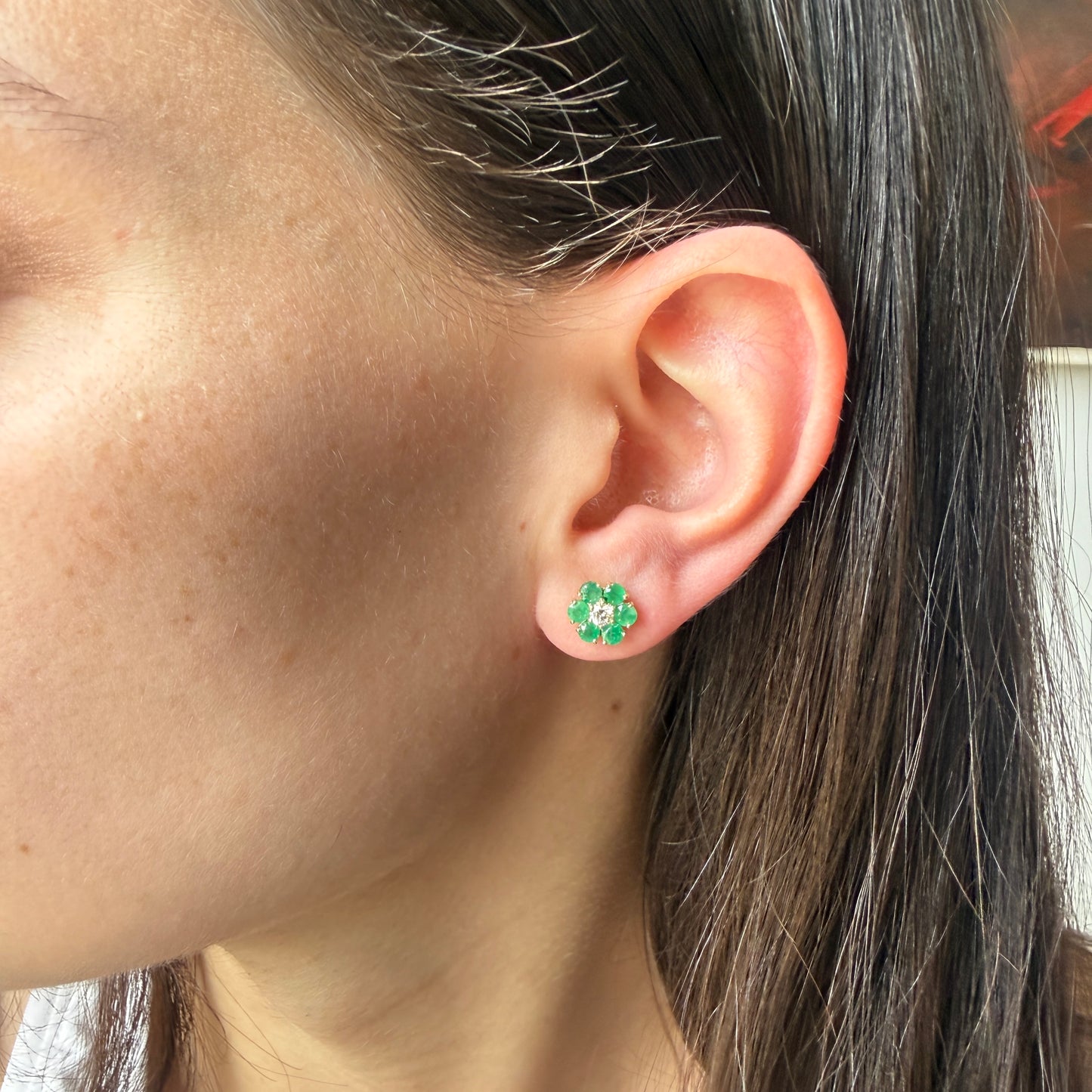 Aretes en oro amarillo 10K con flor de esmeraldas redondas y centro de diamantes 0.20ctw