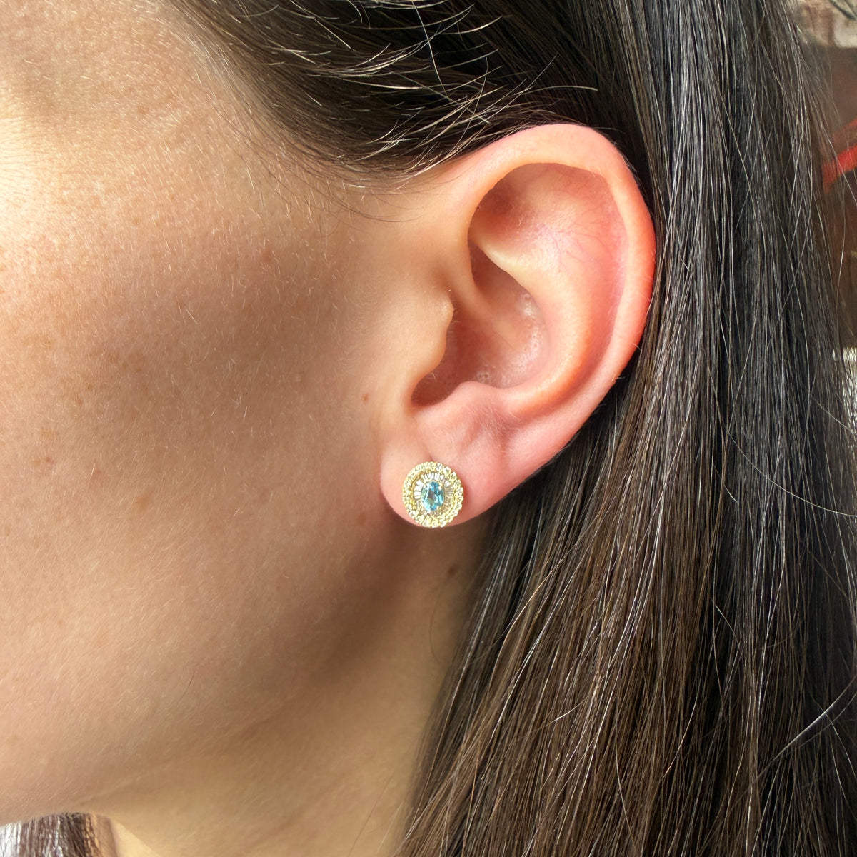 Aretes en oro amarillo 10K con topacio ovalado y halo de diamantes redondos y baguettes 0.40ctw