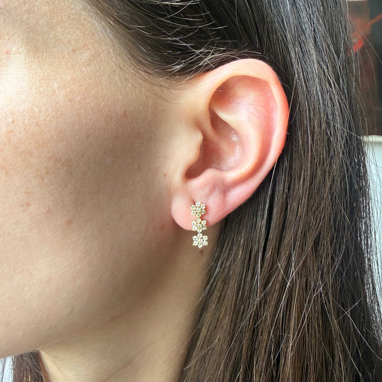 Aretes en oro amarillo 10K con tres flores de diamantes 0.55ctw con broche rosca