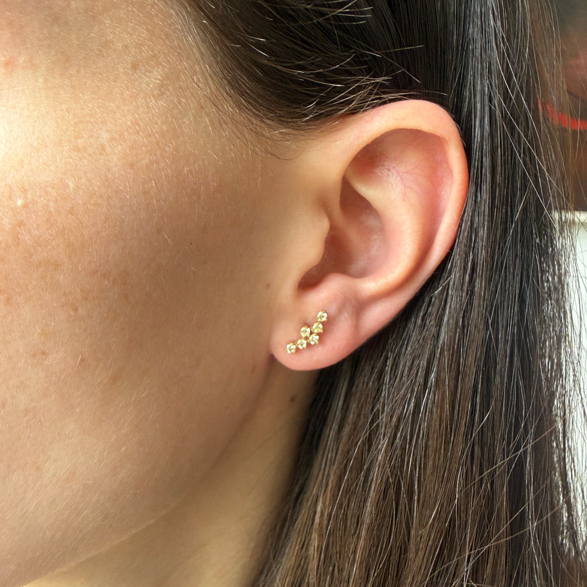 Aretes en oro amarillo 10K con curva de diamantes redondos 0.35ctw con broche rosca