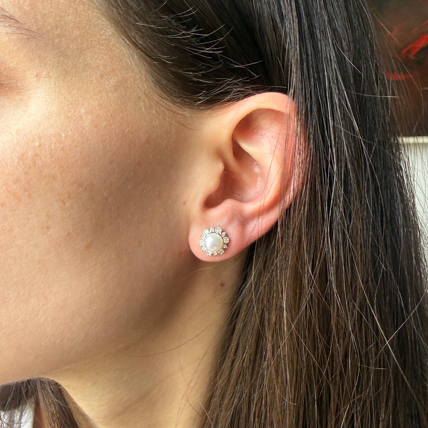 Aretes en oro blanco 10K con perla y halo de diamantes 0.20ctw