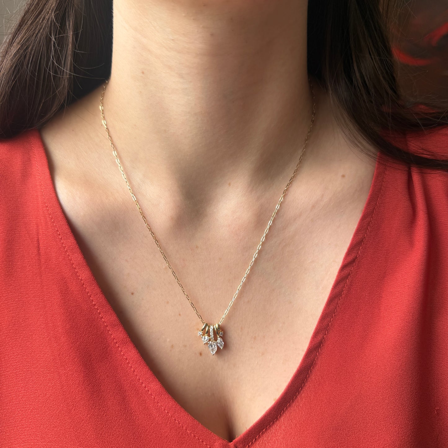 Collar en oro amarillo 10K con varios dijes colgantes de diamantes de laboratorio 1ctw