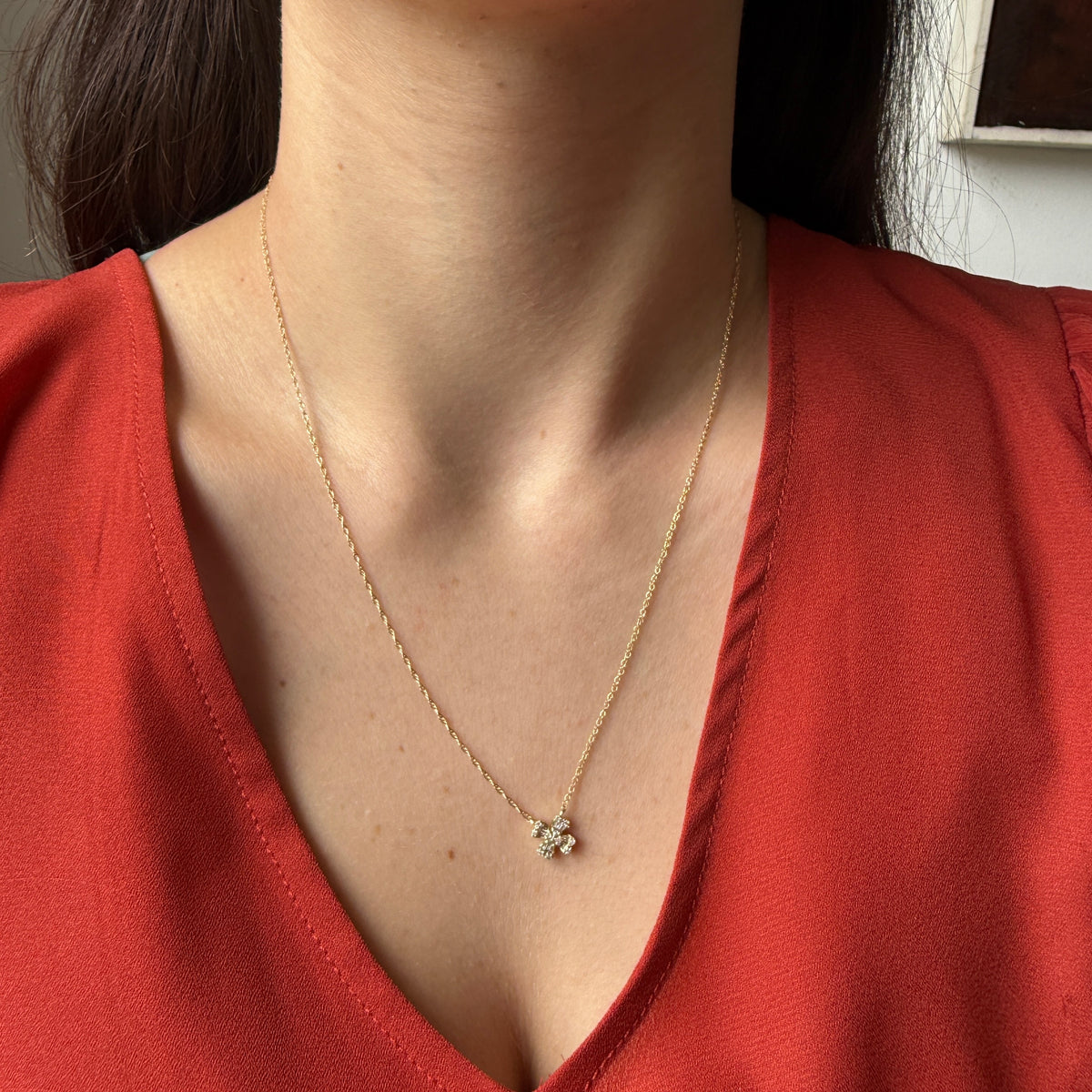 Collar en oro amarillo 14K con trébol de diamantes 0.20ctw