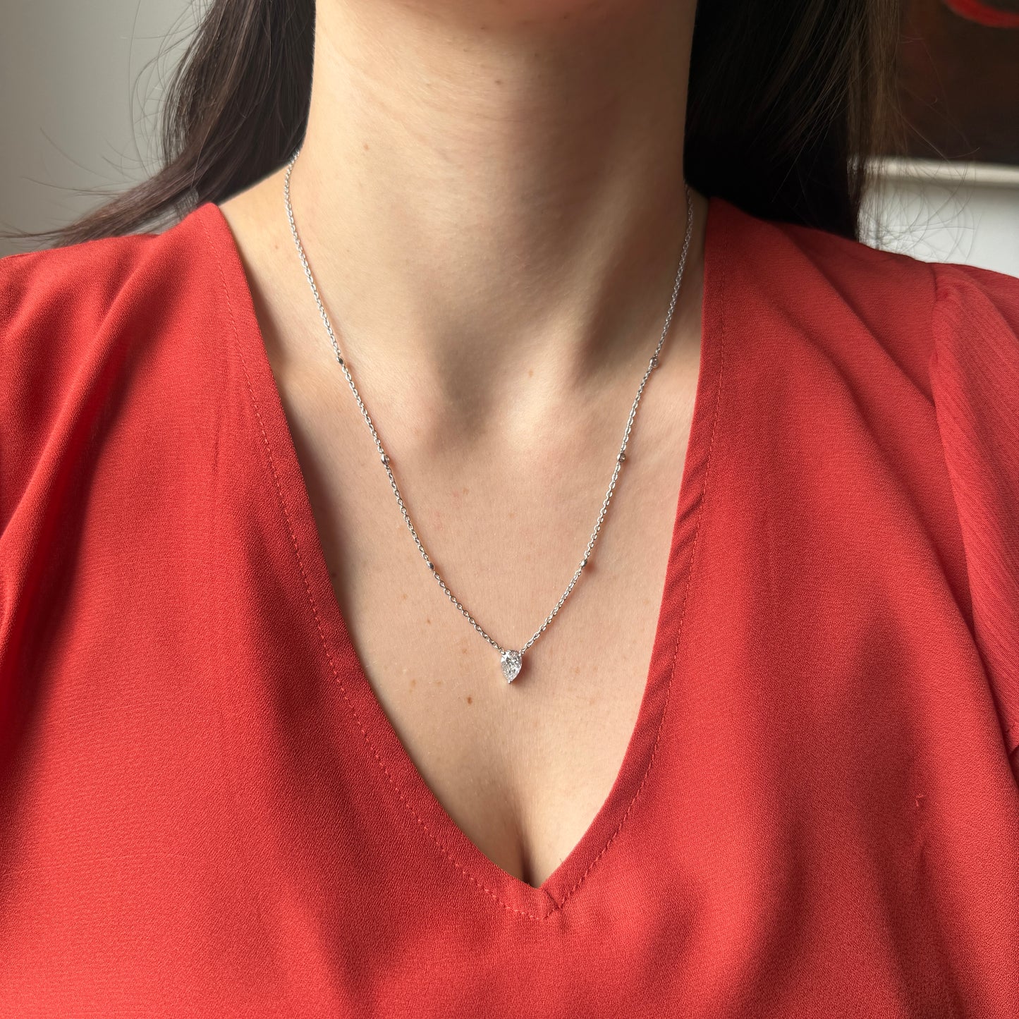 Collar de plata con diamantes central de laboratorio corte pera y diamantes redondos a los lados 1ctw