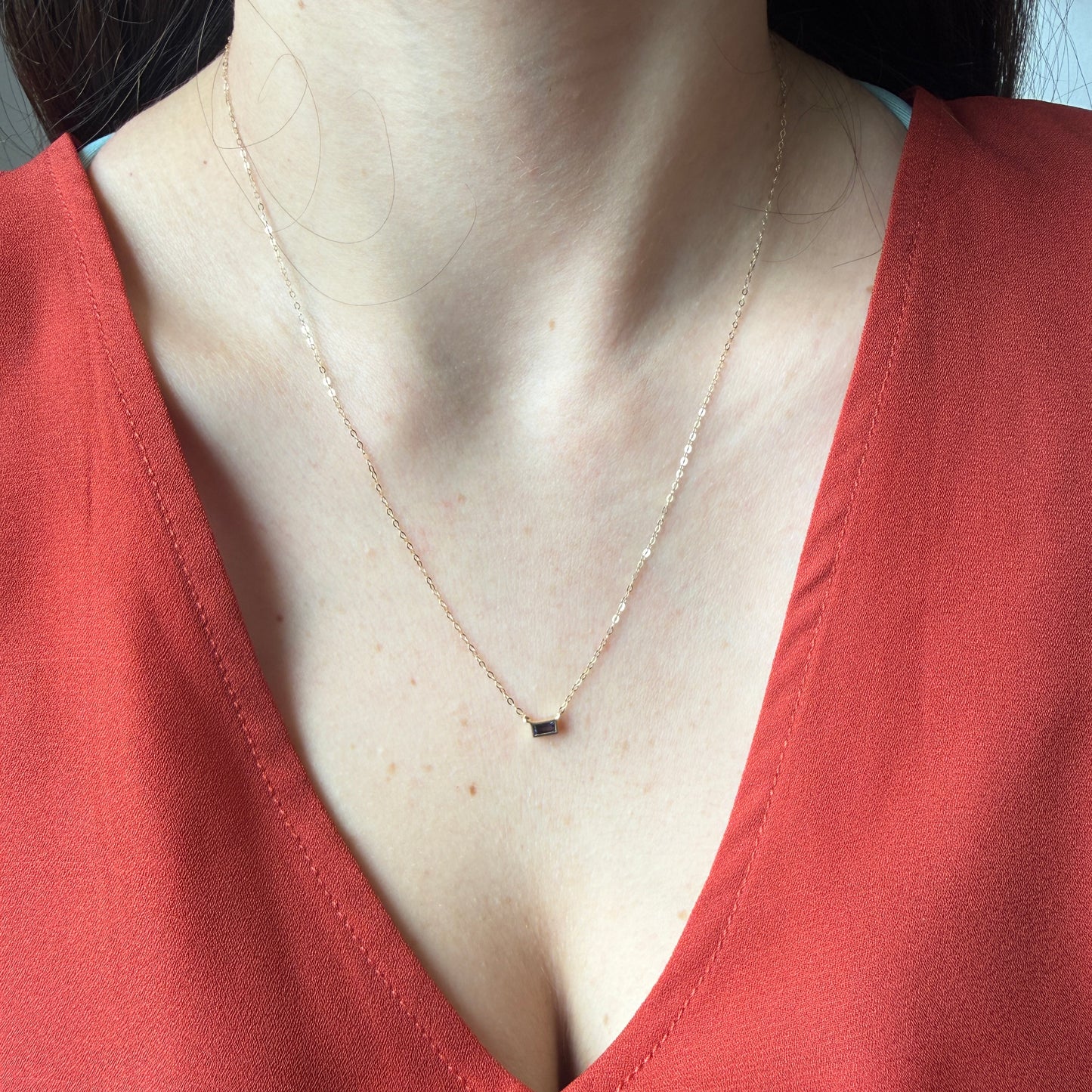 Collar en oro amarillo 14K con zafiro rectangular 0.15ct