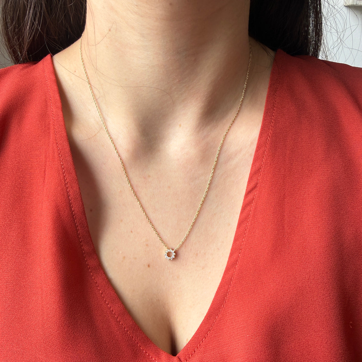 Collar en oro amarillo 10K con dije de círculo de diamantes de laboratorio 0.1ctw