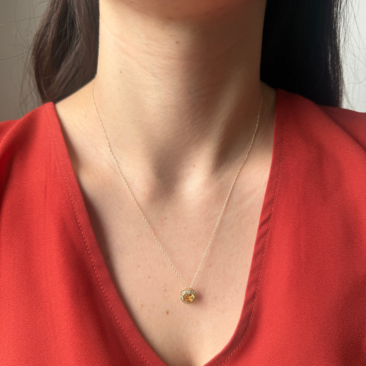 Collar en oro amarillo 10K con citrino redondo y halo de Diamantes 0.20ctw